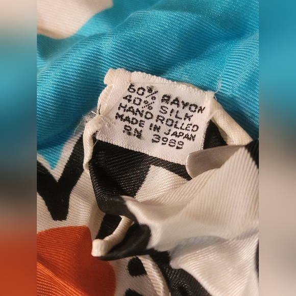 Vintage 20" Square Scarf Crazy Daisy, Hand Rolled - Picture 6 of 6